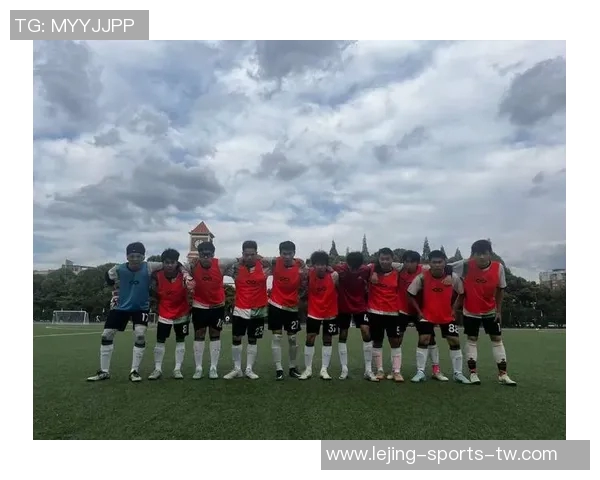 广州小学足球比赛精彩纷呈小球员们展现青春活力与团队精神 广州小学足球比赛精彩纷呈小球员们展现青春活力与团队精神